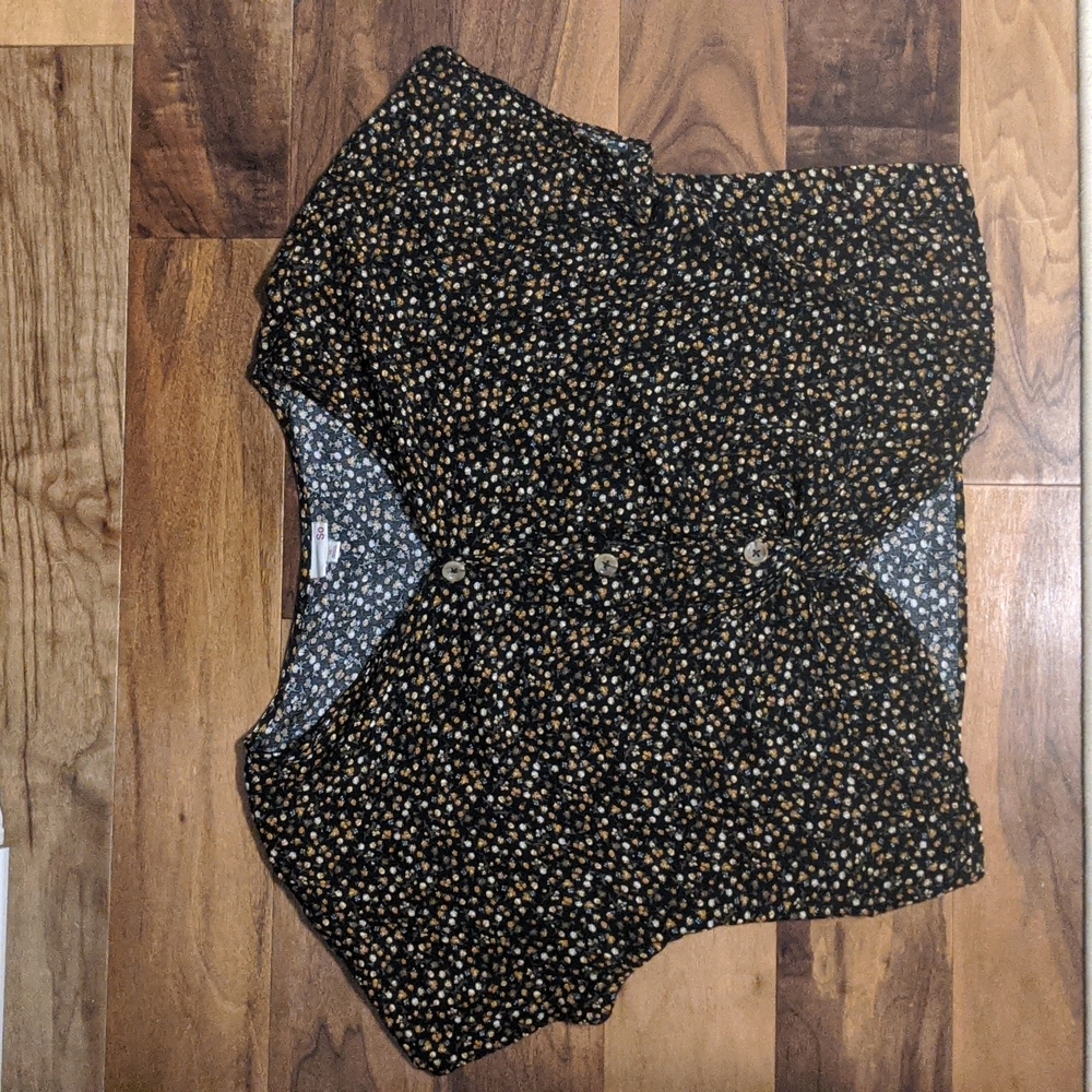 Juniors' SO® Short Sleeve Twist Front Top